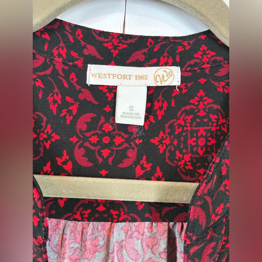 Westport 1962 V-Neck Black Red Tunic Top Medallion Print Women’s Size Small - Picture 2 of 7